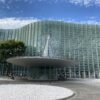 青空の下の国立新美術館