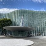 青空の下の国立新美術館