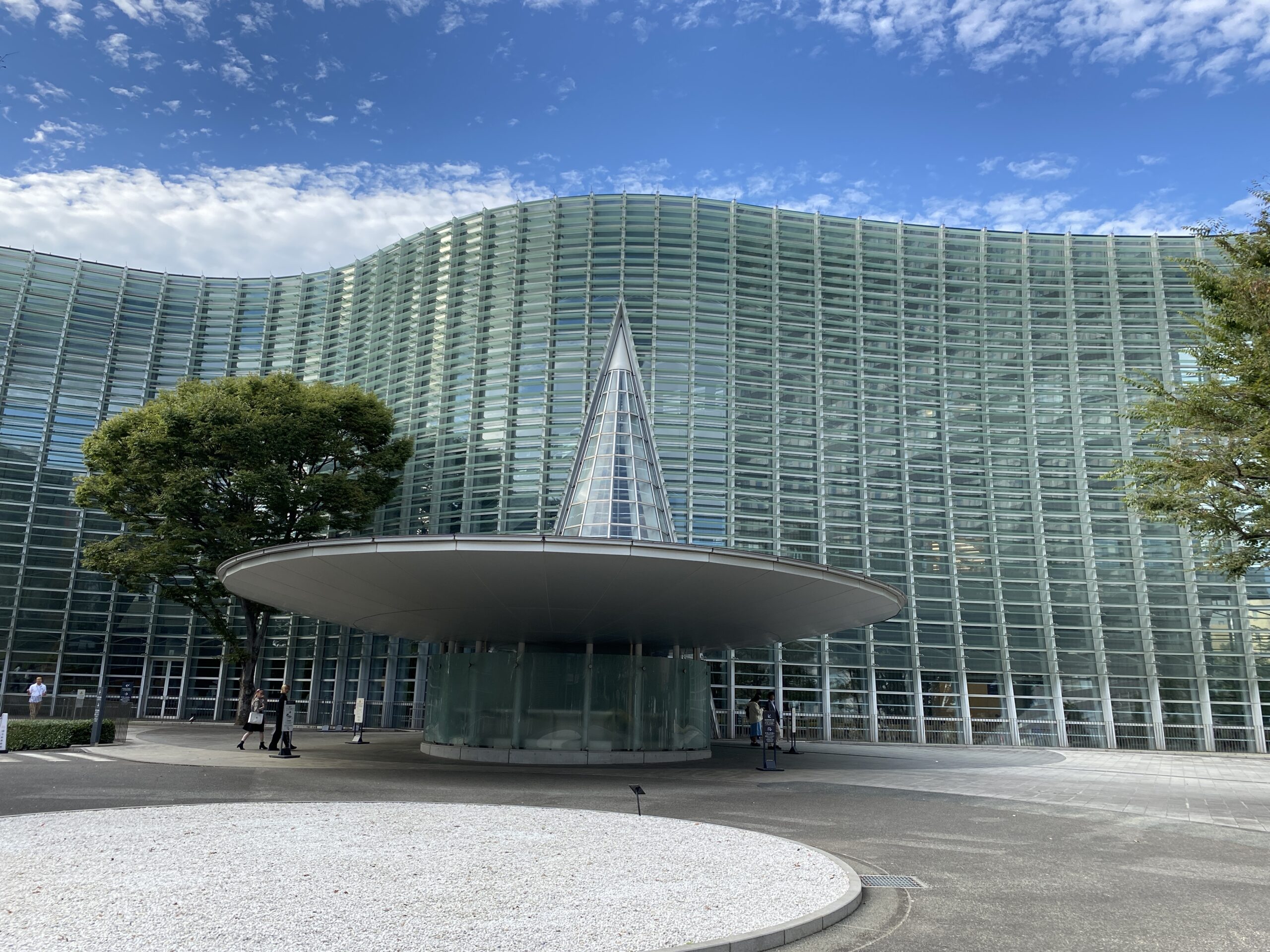 青空の下の国立新美術館